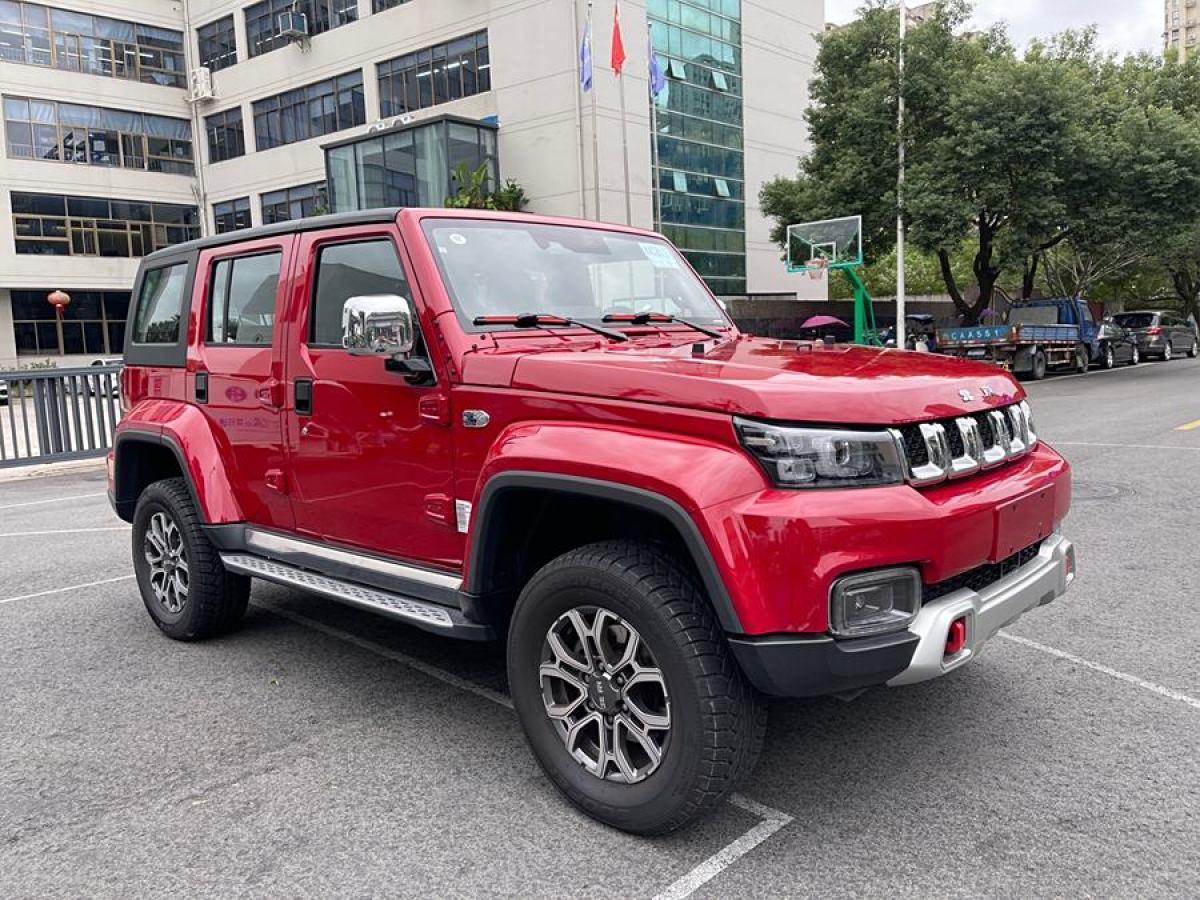 北京 BJ40  2023款 2.0T 自動四驅(qū)城市獵人版?zhèn)b客型圖片