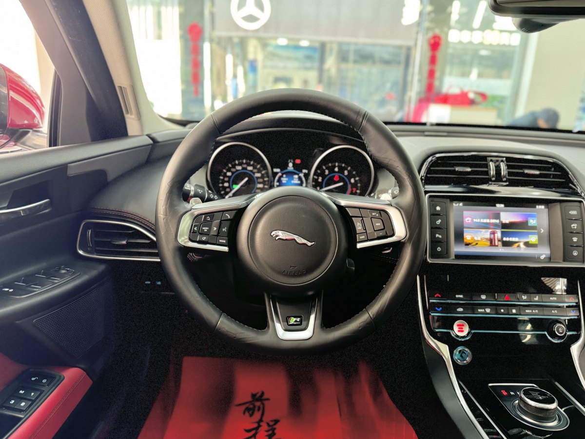 捷豹 XE  2018款 2.0T 200PS 兩驅(qū)R-Sport運(yùn)動(dòng)版圖片