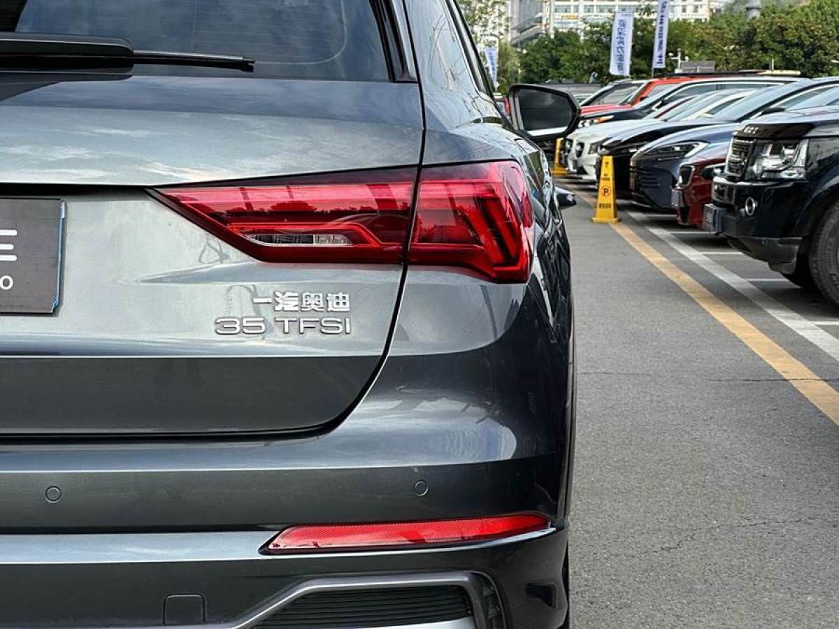 2022年3月奧迪 奧迪Q3  2022款 35 TFSI 時尚致雅型