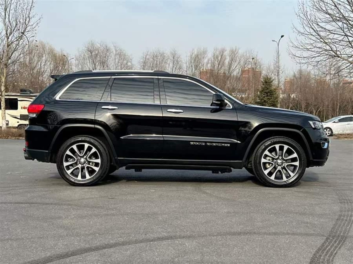 Jeep 大切諾基  2017款 3.0L 舒享導(dǎo)航版圖片