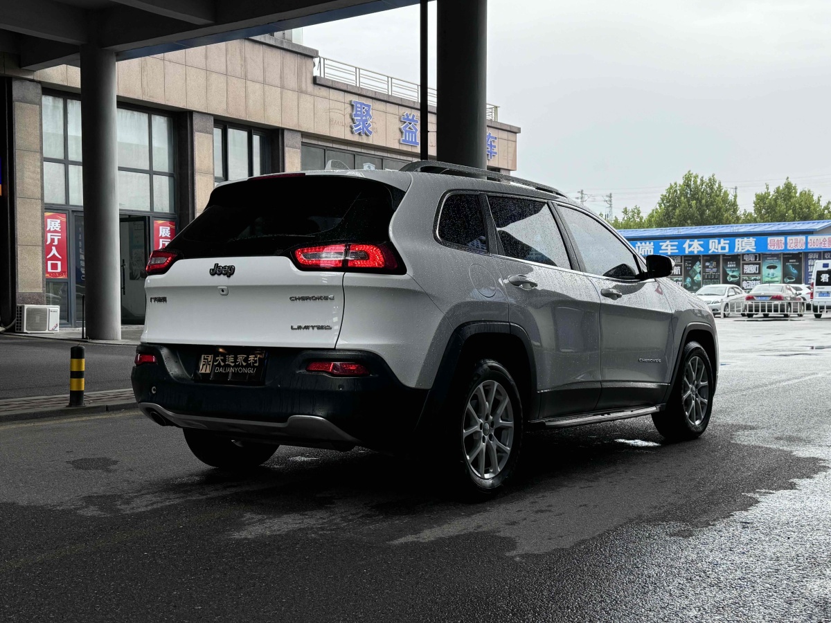 Jeep 自由光  2017款 2.0L 优越版图片