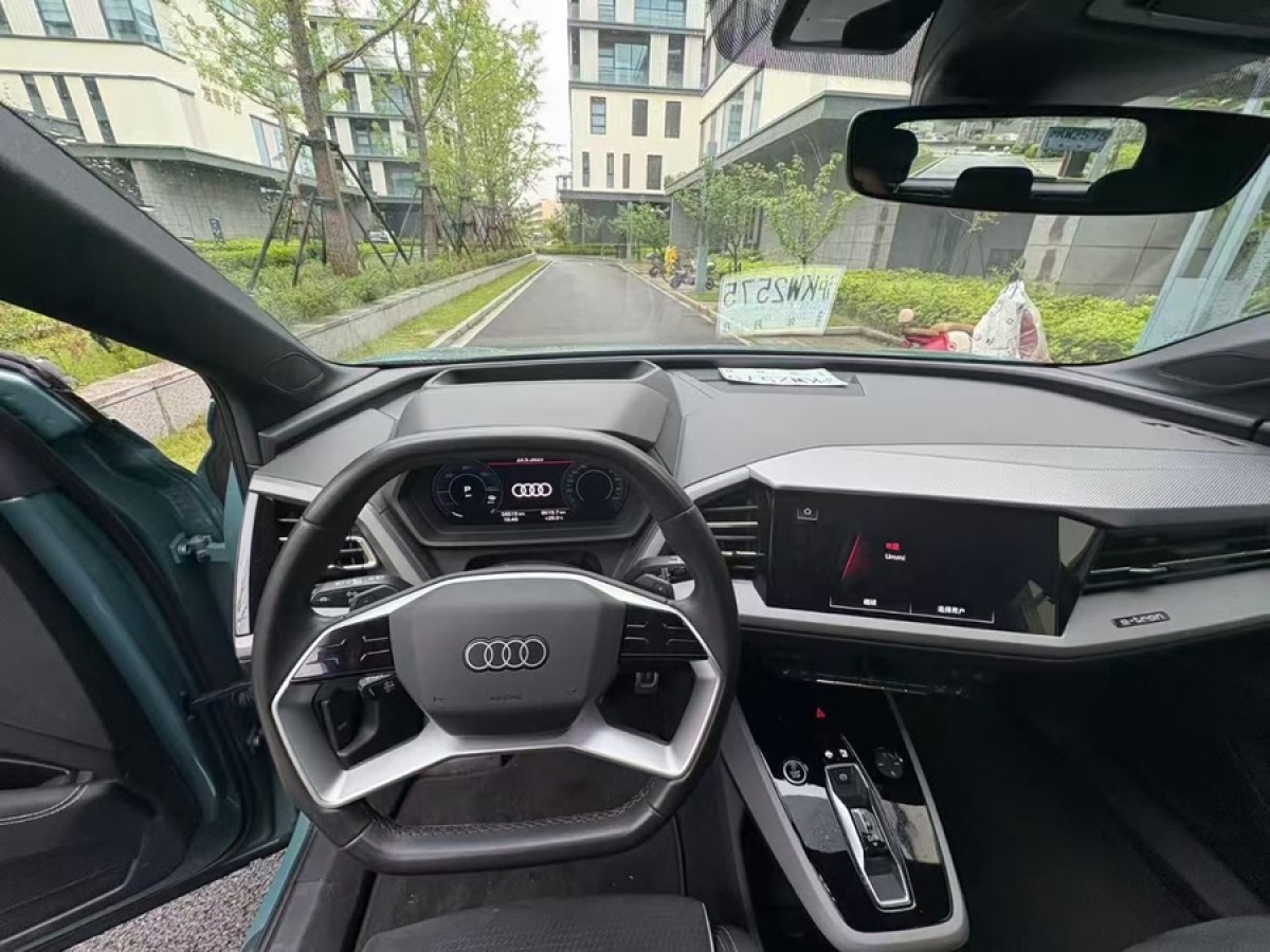 奧迪 奧迪Q5 e-tron  2022款 40 e-tron 星耀型 機(jī)甲套裝圖片