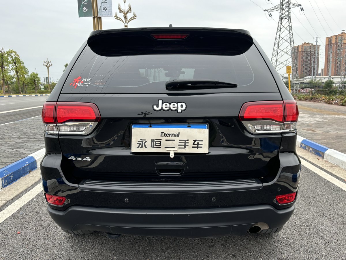 Jeep 大切諾基  2020款 3.0L 專業(yè)導(dǎo)航版圖片