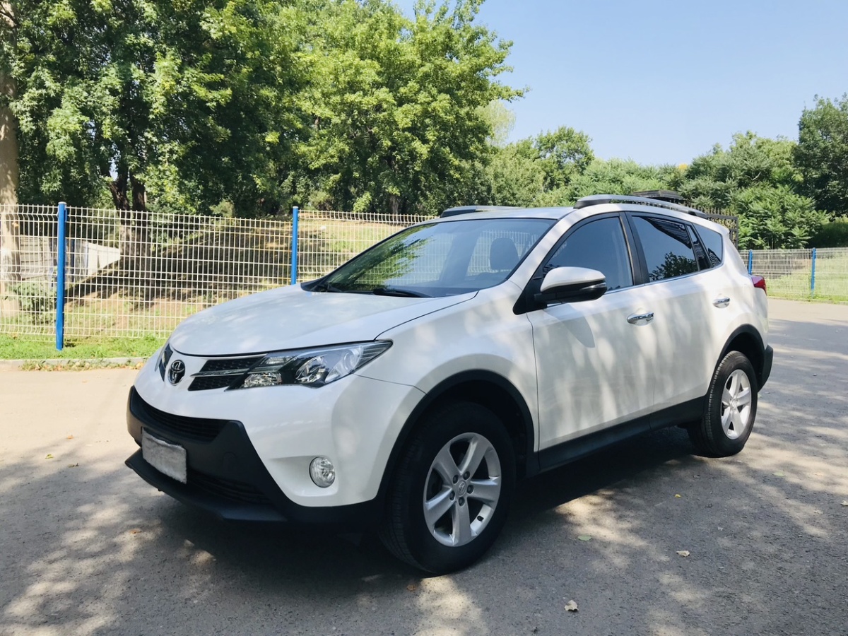 2014年8月豐田 RAV4榮放  2015款 2.0L CVT四驅(qū)風(fēng)尚版