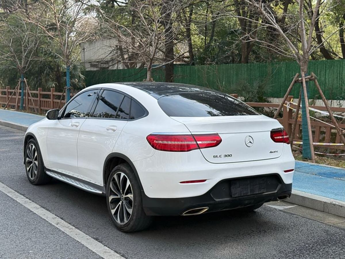 奔馳 奔馳GLC  2022款 改款 GLC 260 4MATIC 轎跑SUV圖片