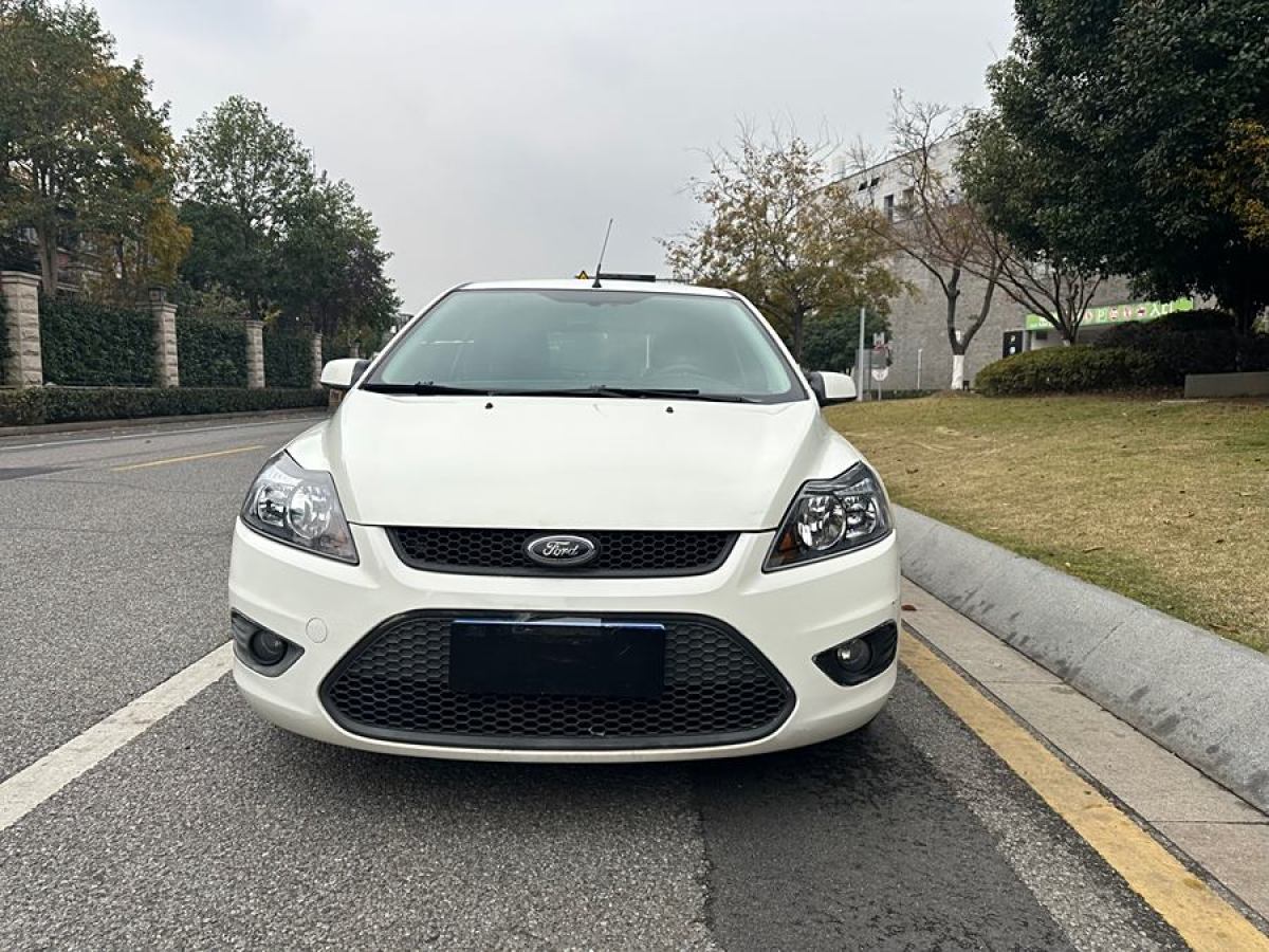 福特 ?？怂? 2013款 兩廂經典 1.8L 手動時尚型圖片