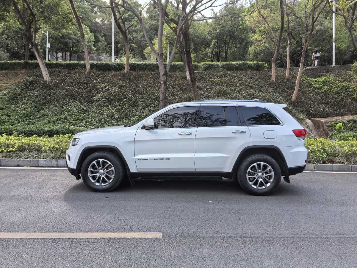 Jeep 大切諾基  2015款 3.0L 舒享導(dǎo)航版圖片