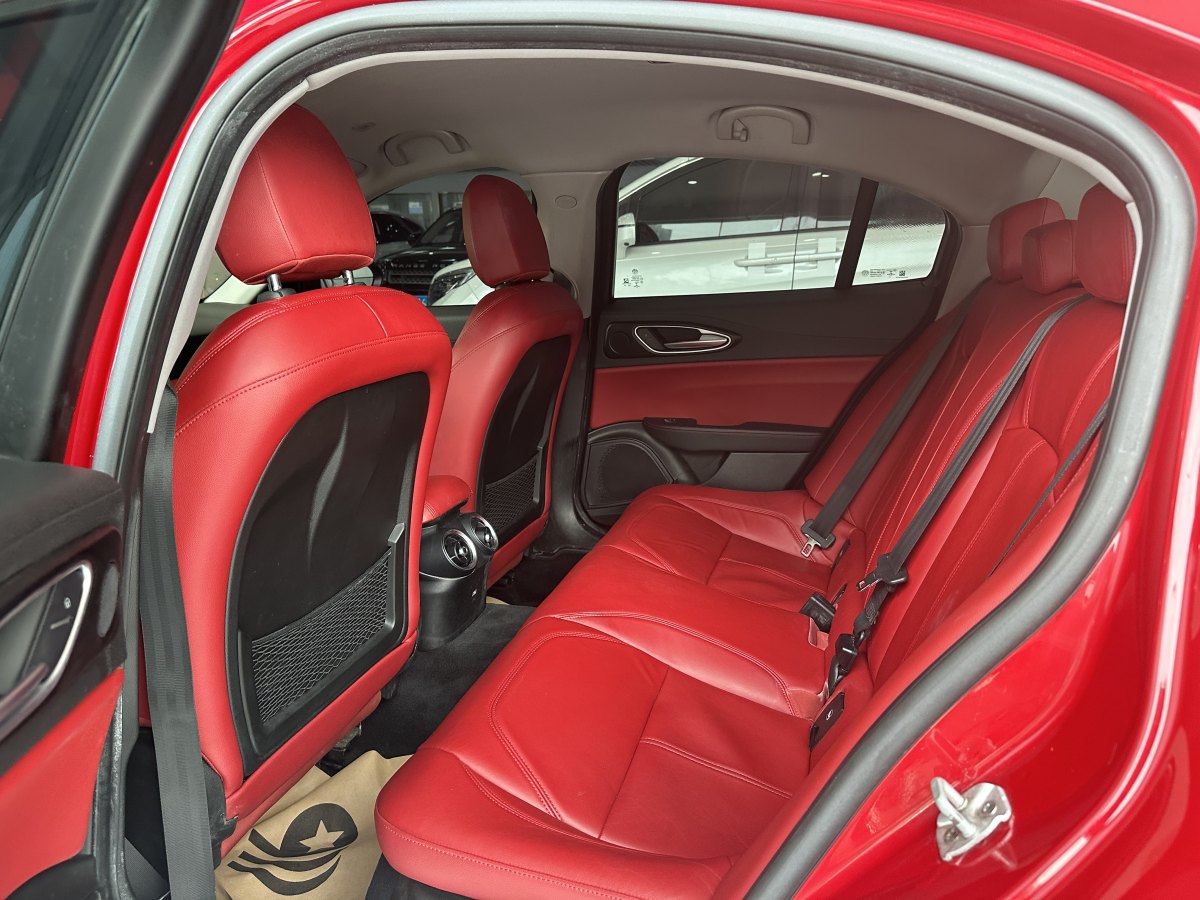 2018年1月阿尔法·罗密欧 Giulia  2017款 2.0T 200HP 精英版