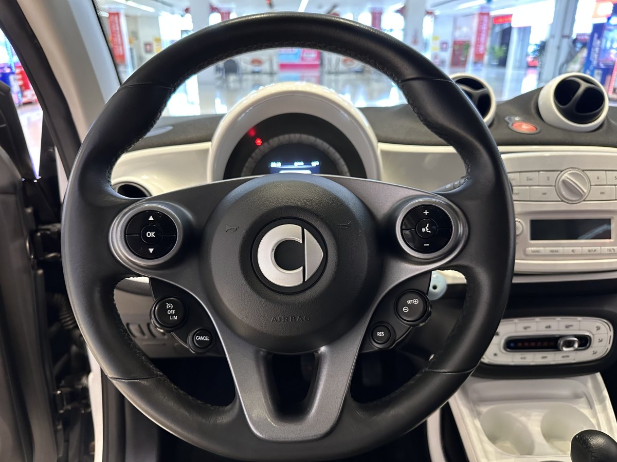 2016年5月smart fortwo  2015款 1.0L 52千瓦硬頂激情版