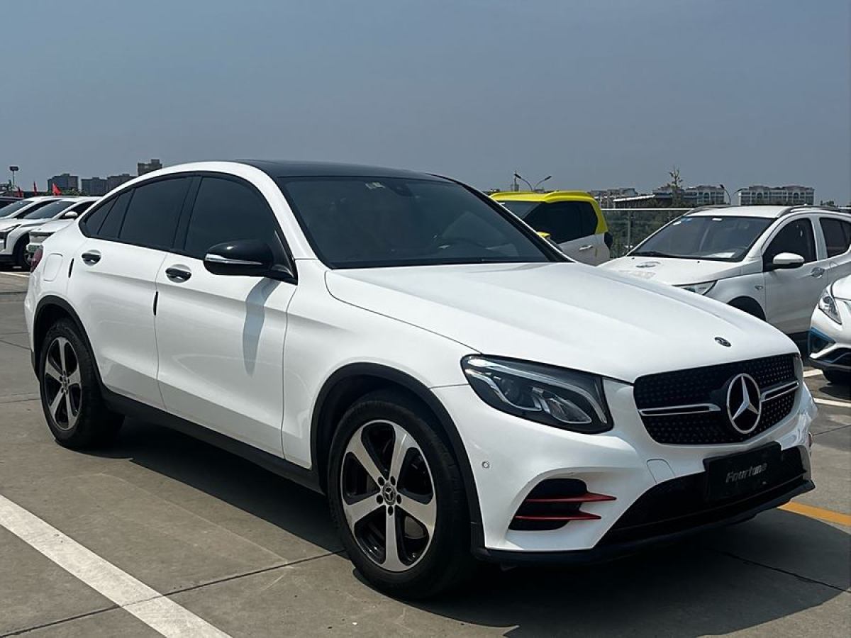 2017年8月奔馳 奔馳GLC  2023款 GLC 300 4MATIC 轎跑SUV