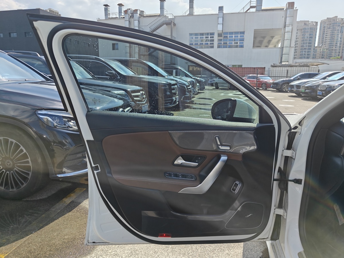 奔馳 奔馳A級(jí)  2019款  改款 A 200 L 運(yùn)動(dòng)轎車圖片