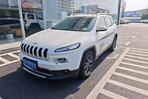 自由光 Jeep 2.0L 兩驅經(jīng)典運動版