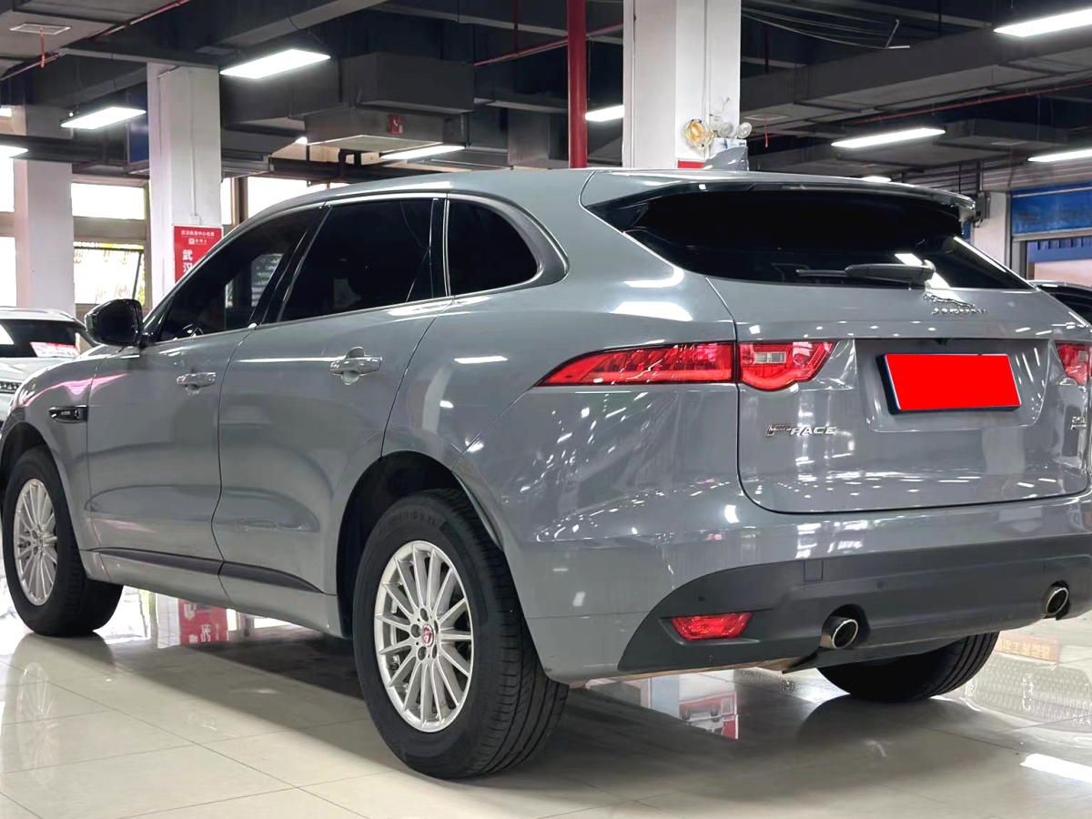 捷豹 F-PACE  2018款 2.0T 兩驅(qū)都市尊享版圖片