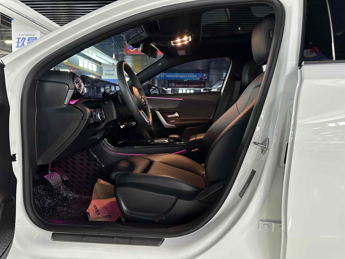 奔驰 奔驰A级  2022款 改款二 A 200 L 运动轿车时尚型图片