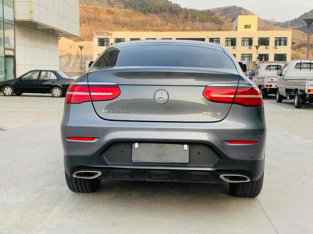 2017年10月奔馳 奔馳GLC  2021款 GLC 260 4MATIC 轎跑SUV