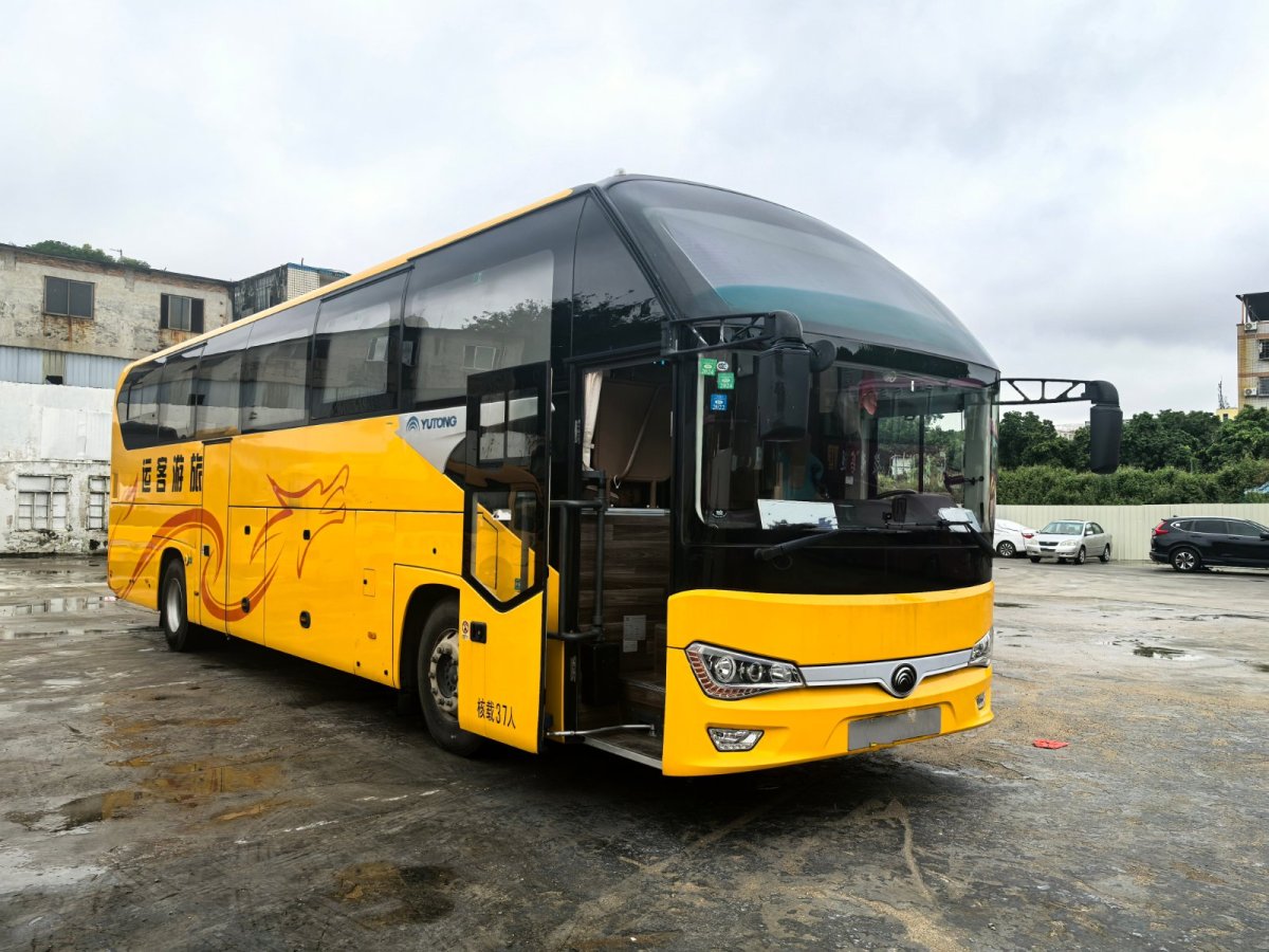 兩臺(tái)37座2+1宇通6128保姆車圖片