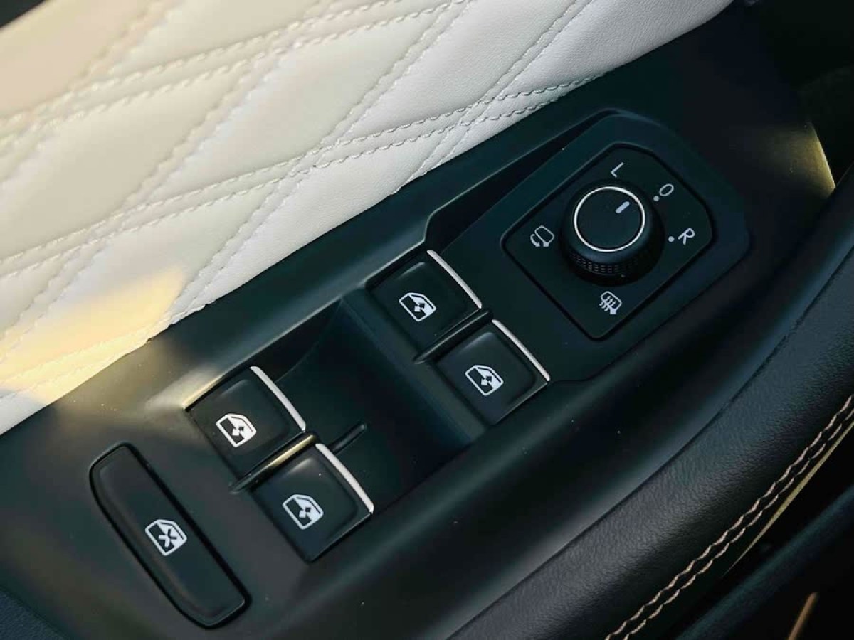 大眾 邁騰  2023款 200萬輛紀(jì)念版 330TSI DSG豪華型圖片