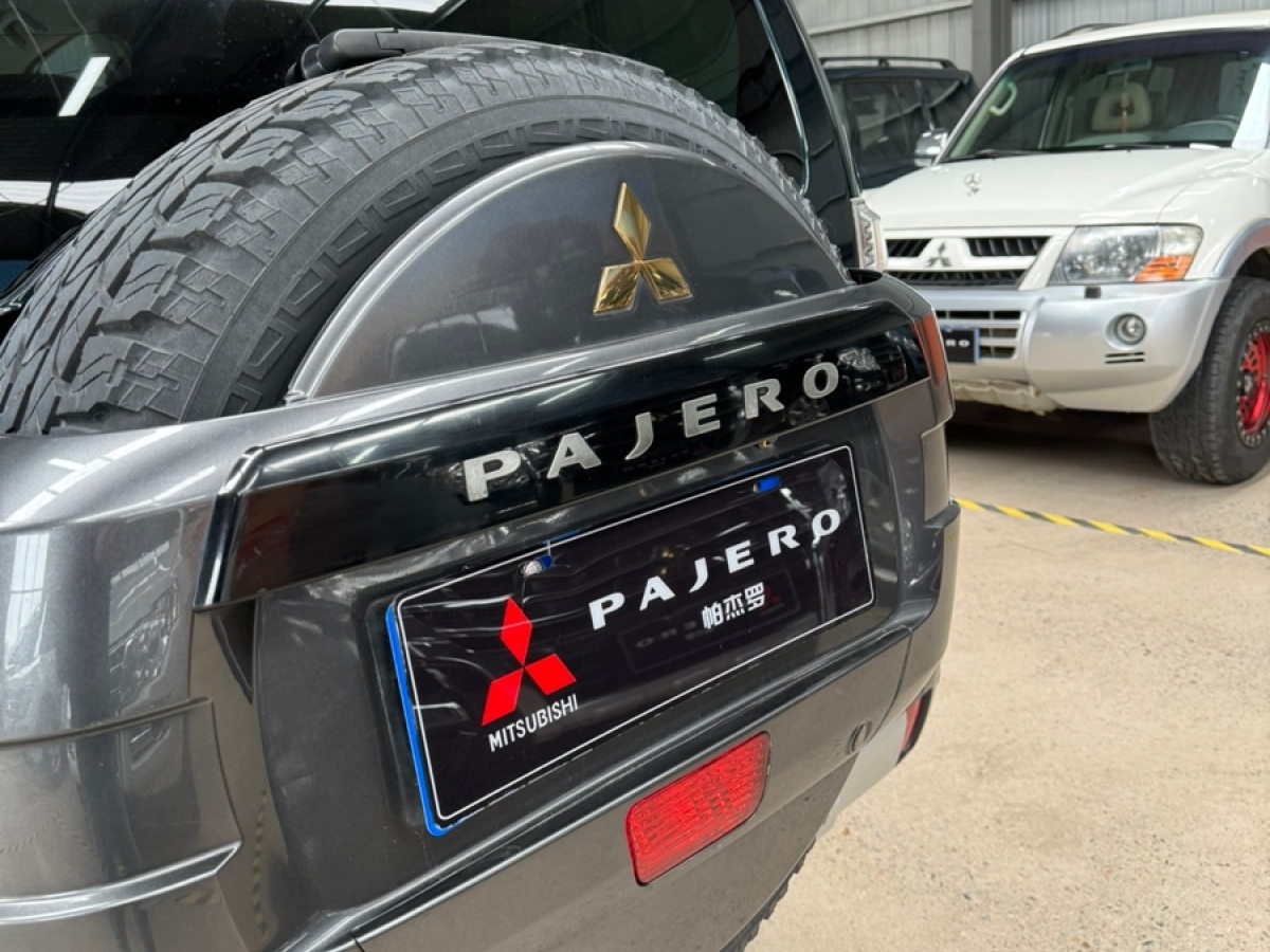 2015年07月三菱 帕杰罗  2015款 3.0L 自动豪华版 国IV