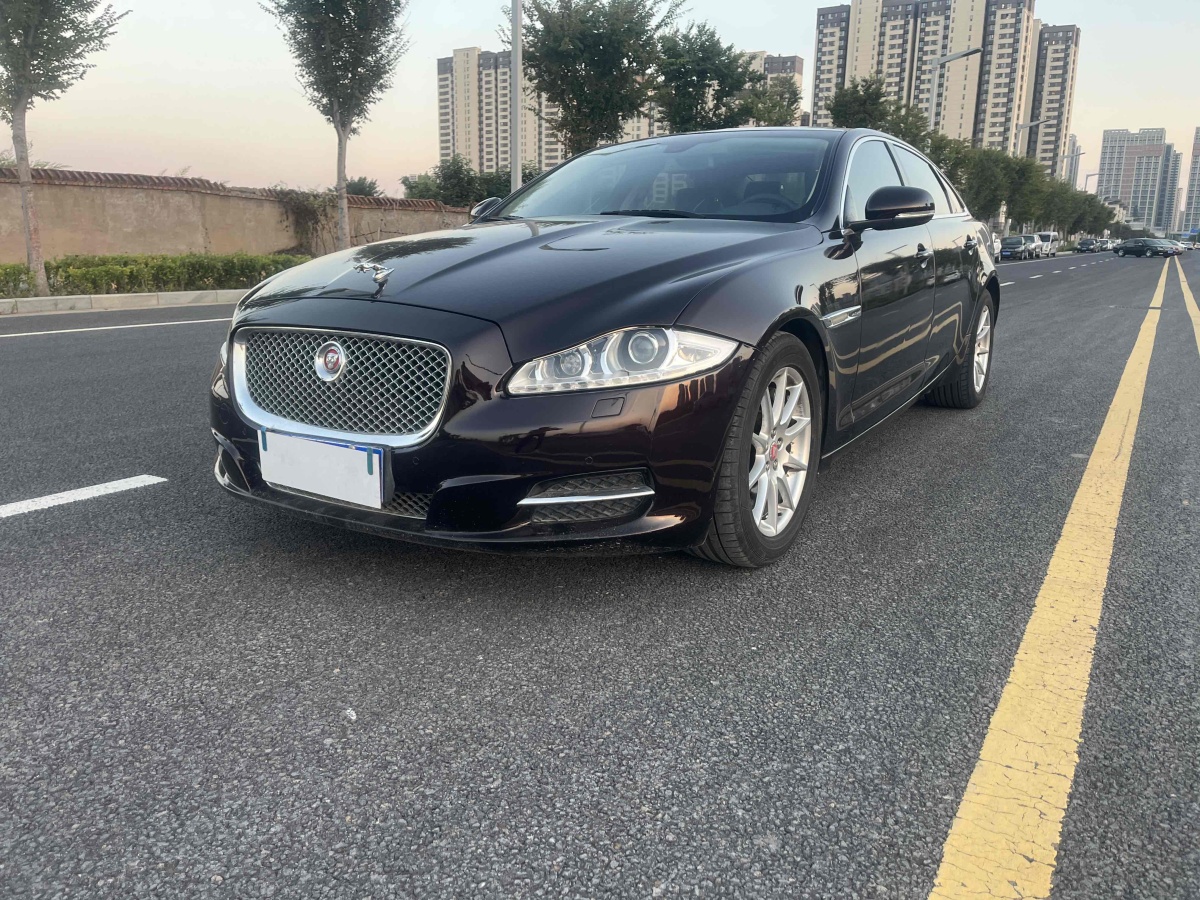 2014年2月捷豹 XJ  2013款 XJL 2.0T 全景商務(wù)版