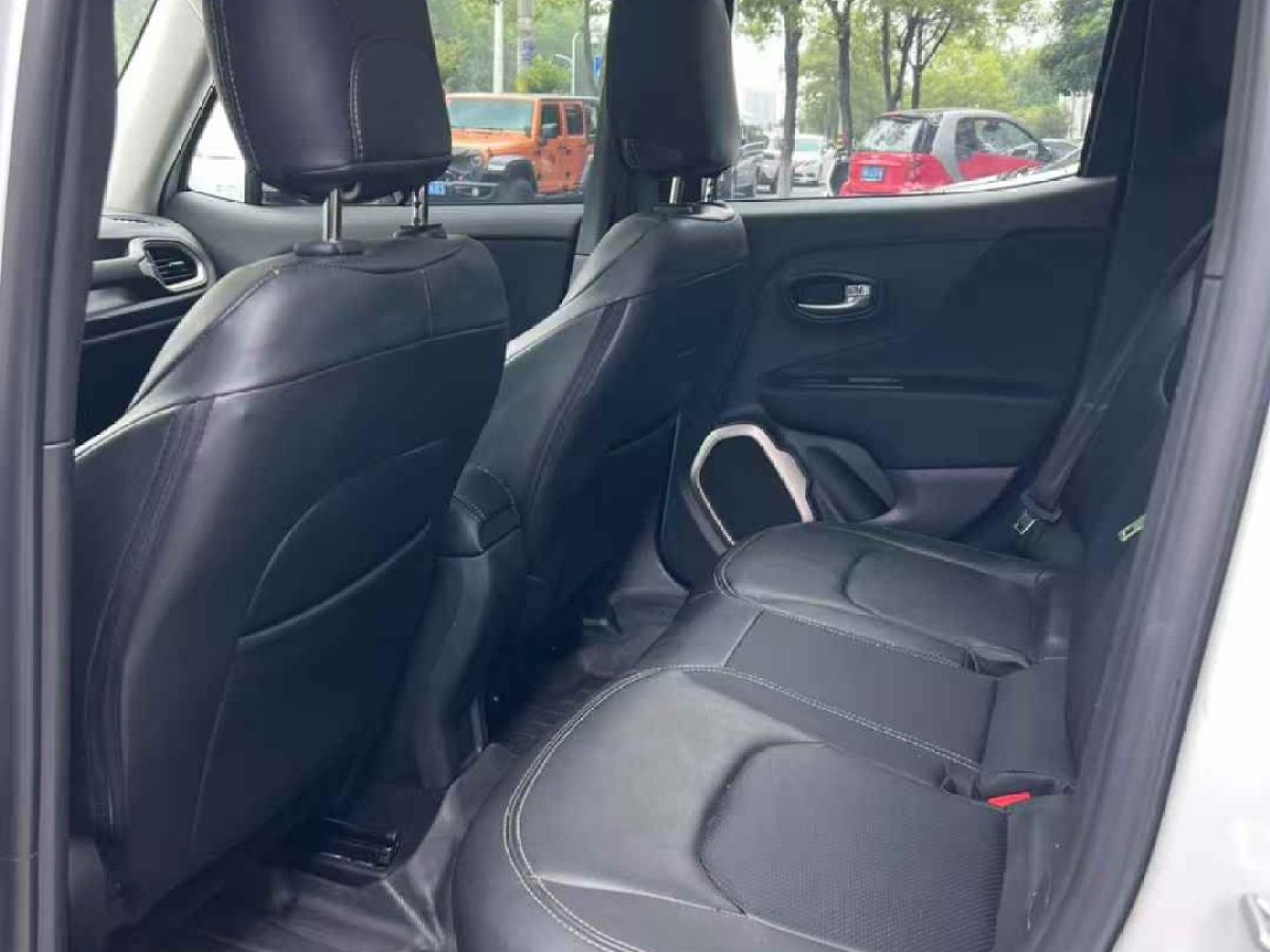 Jeep 自由俠  2019款 220T 自動(dòng)夜鷹版圖片