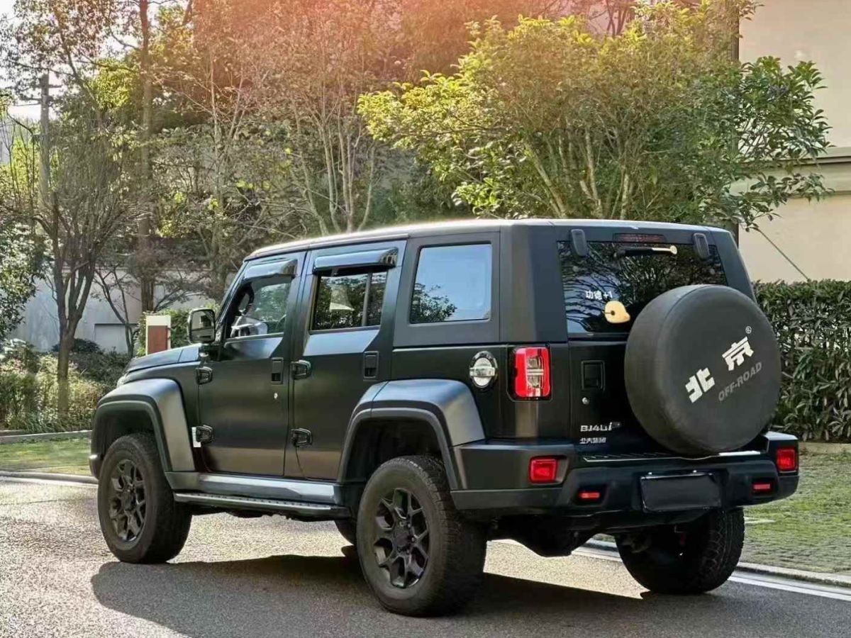 北京 BJ40  2021款 2.0D 自動四驅(qū)刀鋒英雄版?zhèn)b客型圖片