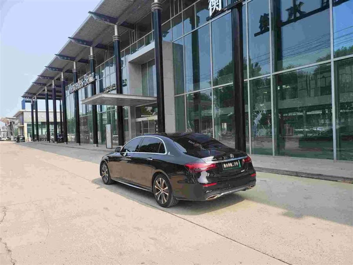 奔馳 奔馳E級(jí)新能源  2023款 E 350 e L 插電式混合動(dòng)力運(yùn)動(dòng)轎車圖片