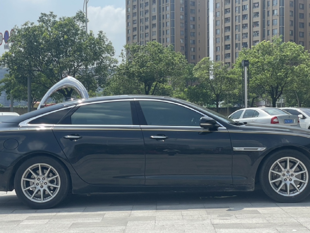 捷豹 XJ  2013款 XJL 2.0T 典雅商务版图片