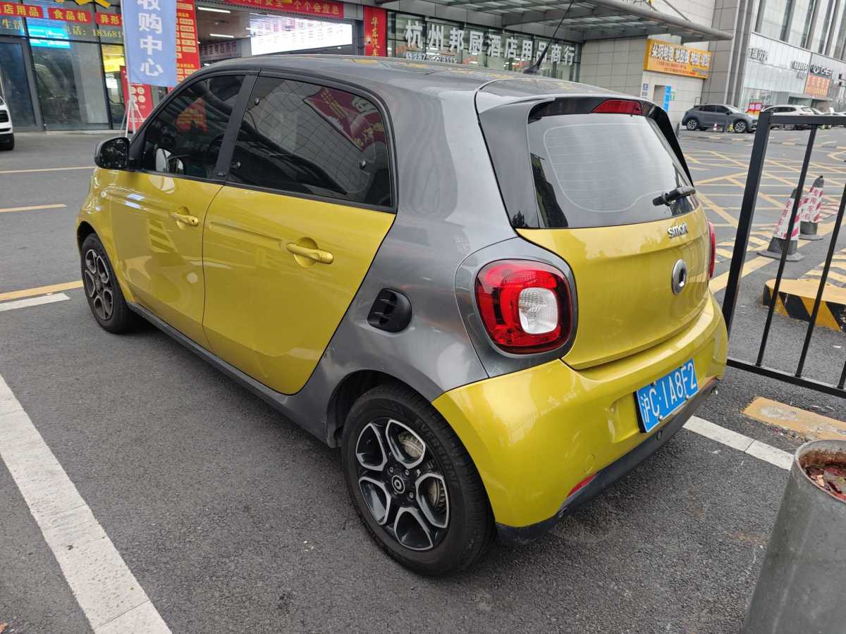 2017年8月smart forfour  2016款 0.9T 66千瓦先鋒版