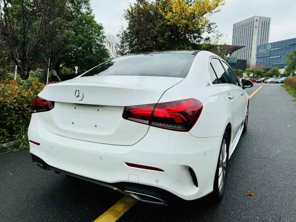 奔馳 奔馳A級(jí)  2019款  A 220 L 4MATIC 運(yùn)動(dòng)轎車圖片