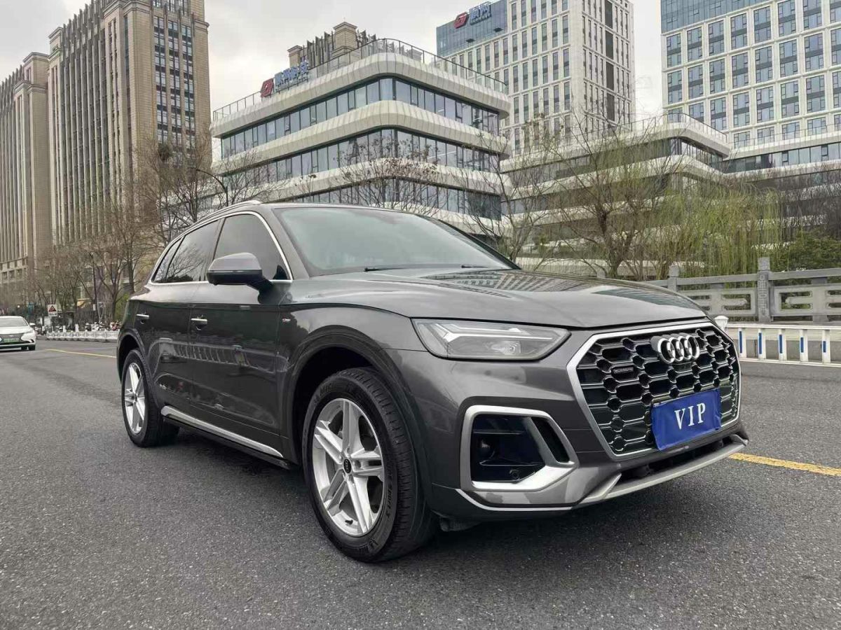 奧迪 奧迪Q5 e-tron  2022款 40 e-tron 星耀型 機(jī)甲套裝圖片