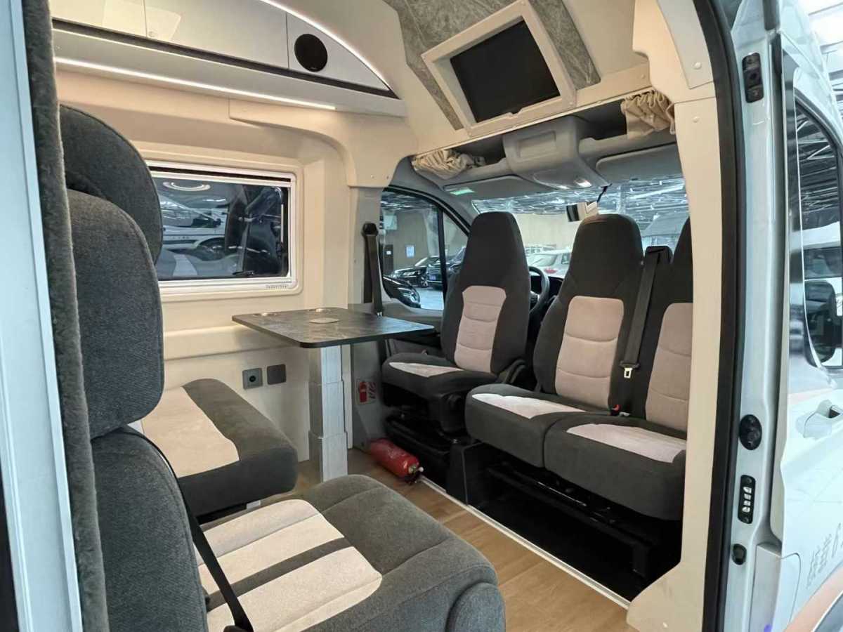 2021年4月上汽大通 RV90  2021款 2.0T旅行家V90自行式B型房车旗舰版