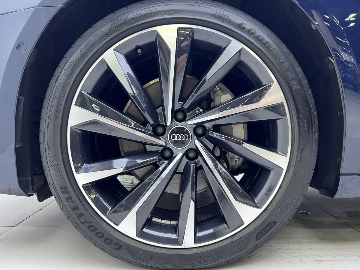 奧迪 奧迪A7L  2024款 45TFSI quattro S-line 見遠型 曜黑套裝圖片