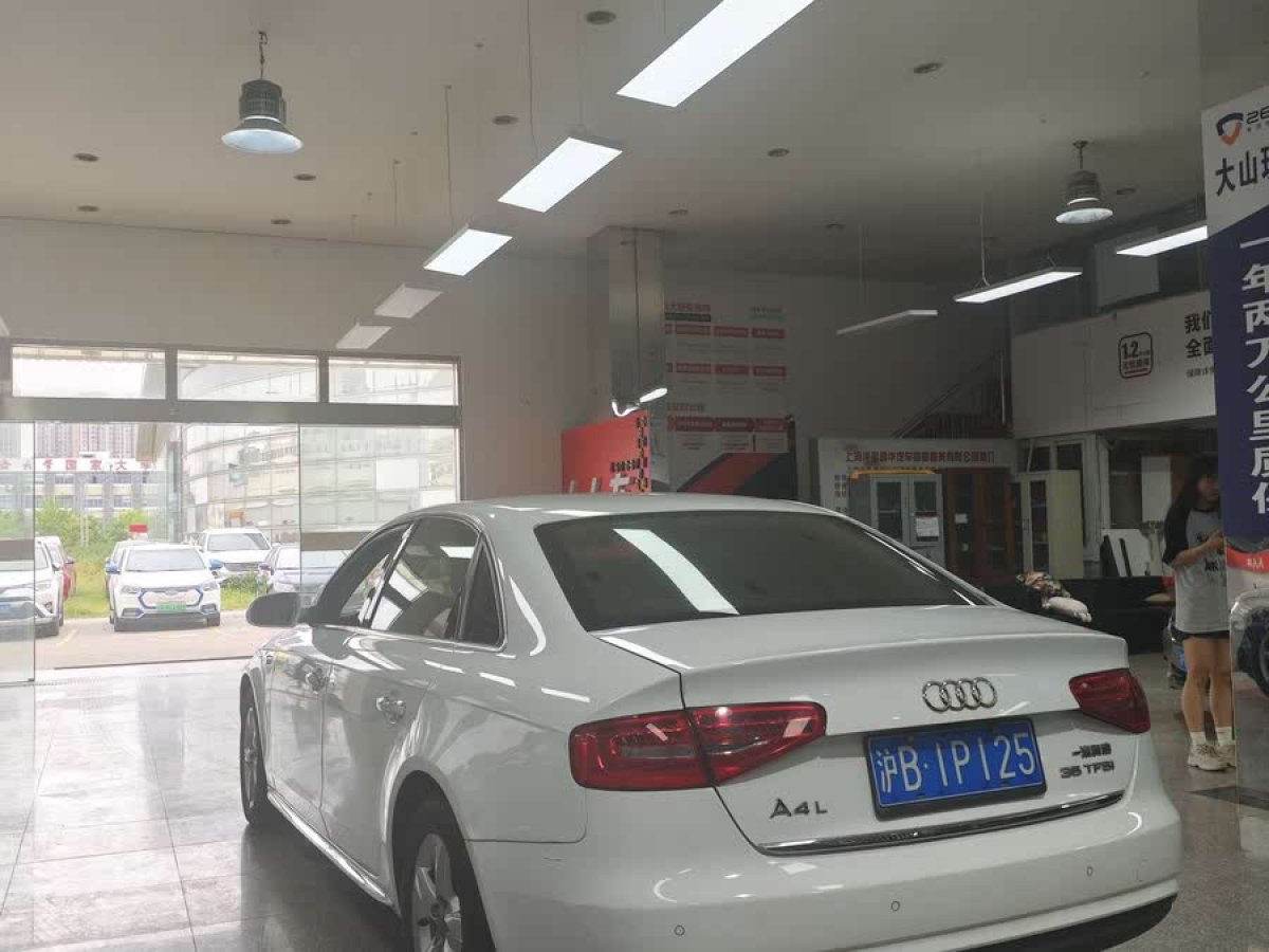 奧迪 奧迪A4L  2015款 35 TFSI 自動(dòng)標(biāo)準(zhǔn)型圖片