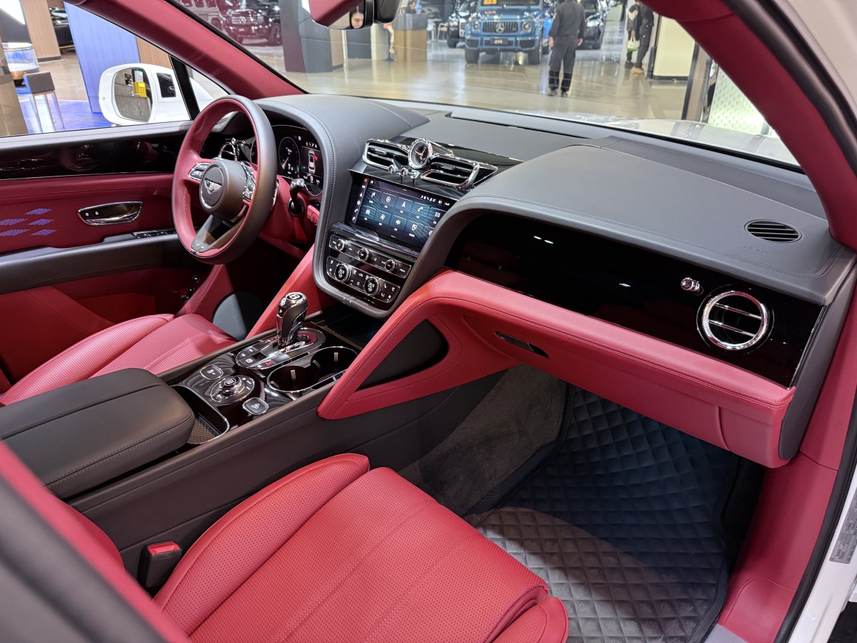 賓利 添越  2023款 4.0T V8 長(zhǎng)軸距版圖片