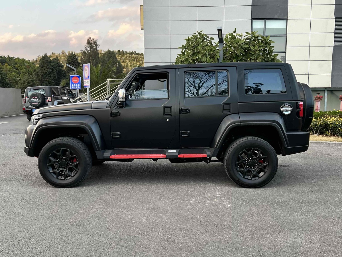 北京 BJ40  2021款 2.0D 自動四驅(qū)刀鋒英雄版?zhèn)b客型圖片