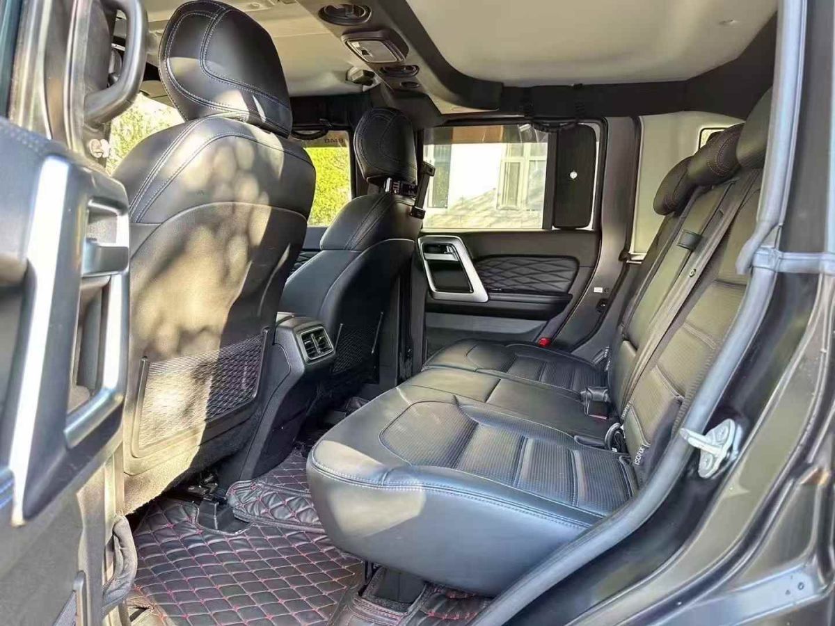北京 BJ40  2021款 2.0D 自動四驅(qū)刀鋒英雄版?zhèn)b客型圖片