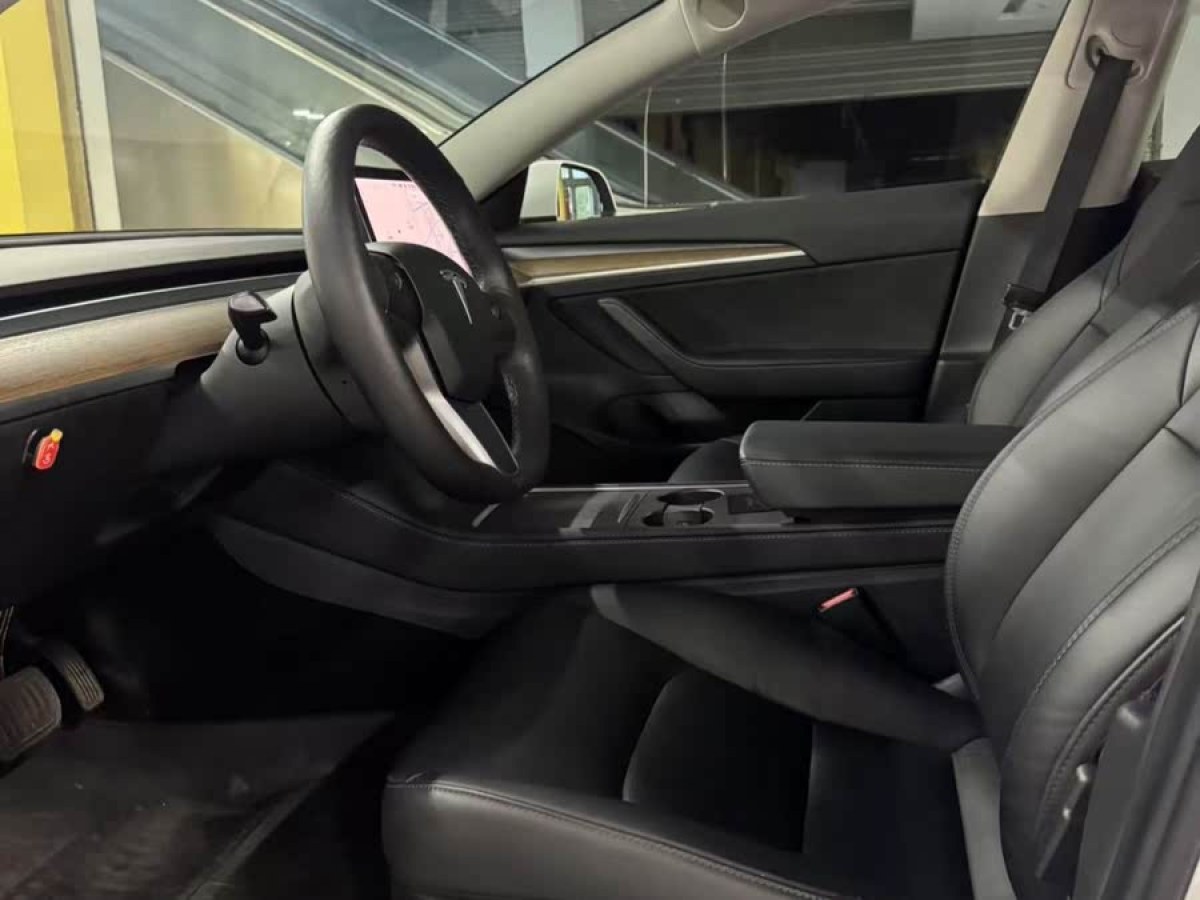 特斯拉 Model 3  2021款 改款 標(biāo)準(zhǔn)續(xù)航后驅(qū)升級(jí)版圖片