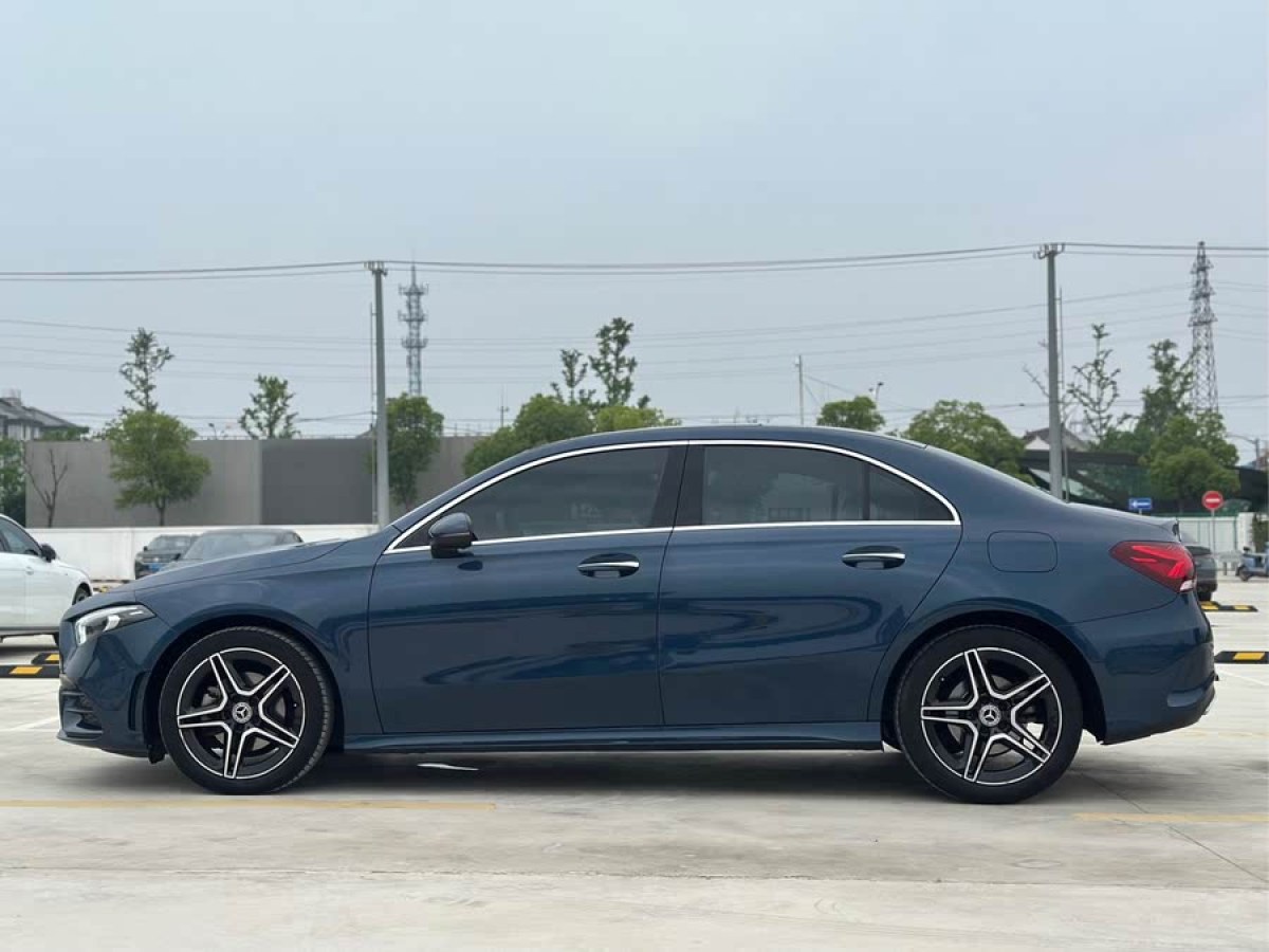 奔馳 奔馳A級(jí)  2019款 A 200 L 運(yùn)動(dòng)轎車先行特別版圖片