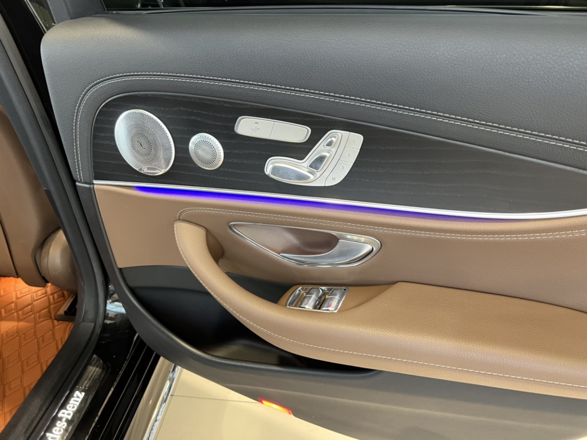 2019年10月奔驰 奔驰E级  2019款 改款 E 300 L 运动豪华型