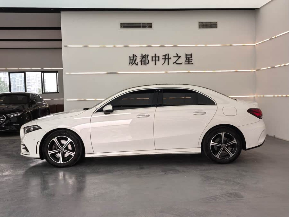 奔馳 奔馳A級(jí)  2022款 改款 A 200 L 運(yùn)動(dòng)轎車時(shí)尚型圖片