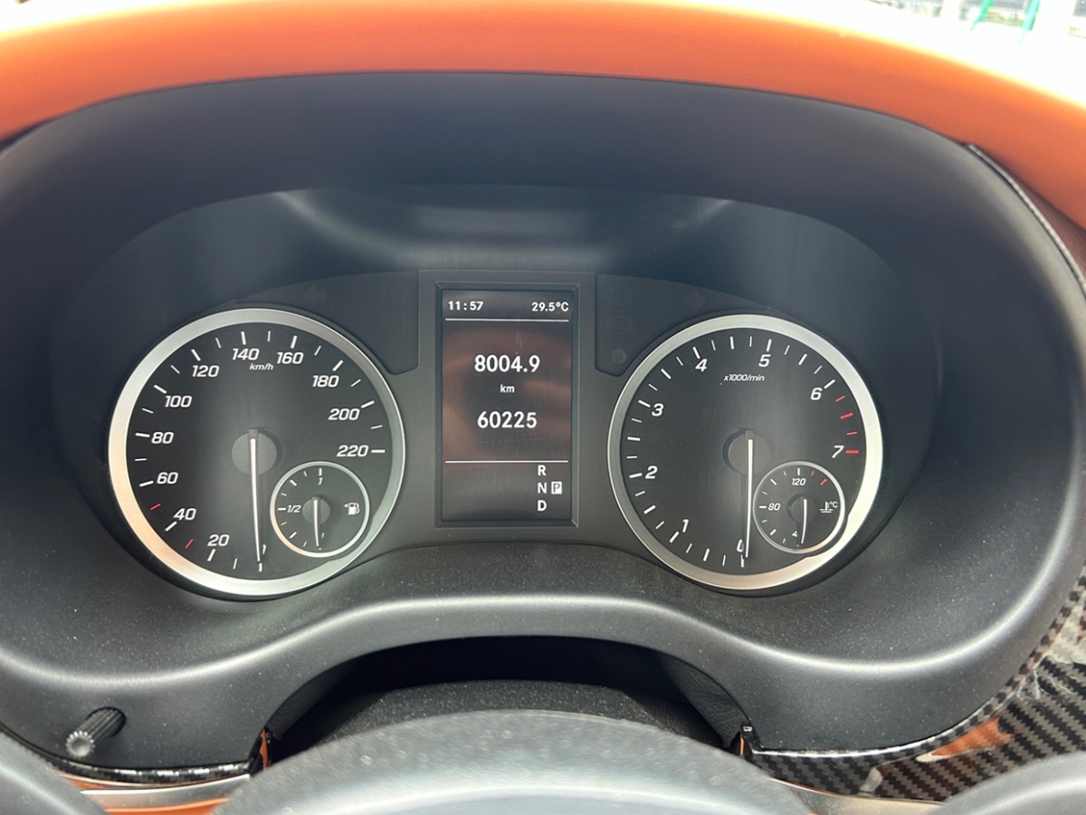 奔馳 威霆  2021款 2.0T 精英版 7座圖片