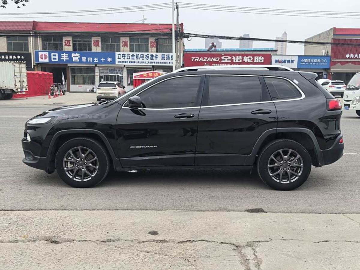 Jeep 自由光  2020款 2.0L 兩驅(qū)經(jīng)典運(yùn)動版圖片