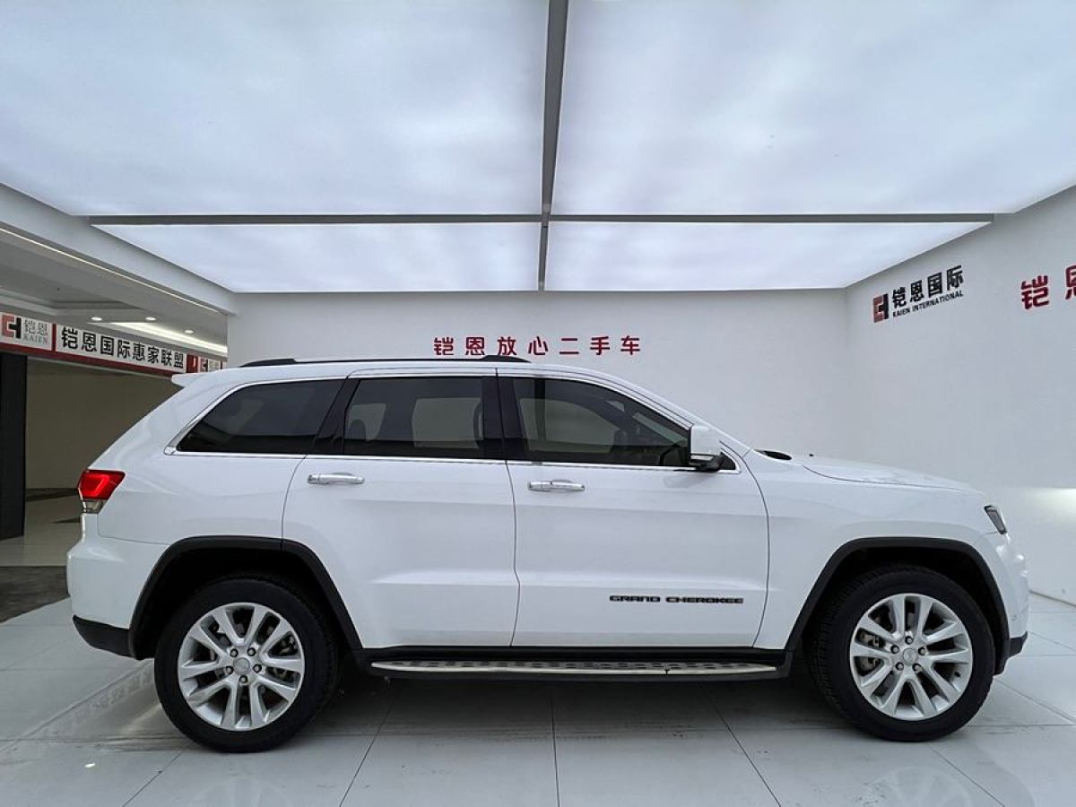 Jeep 大切諾基  2016款 3.0L 舒享導(dǎo)航版圖片