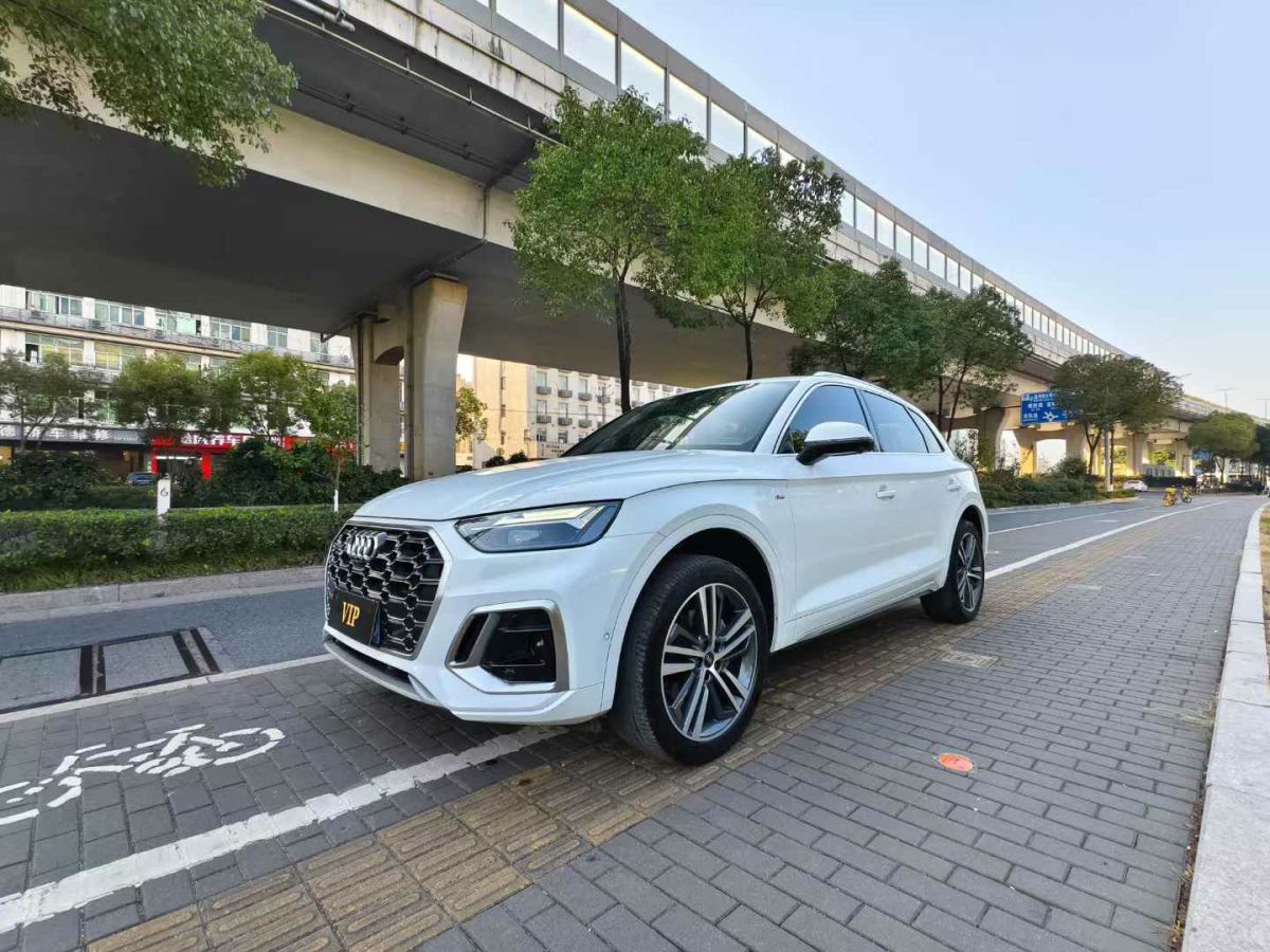 奧迪 奧迪Q5 e-tron  2022款 40 e-tron 星耀型 機(jī)甲套裝圖片