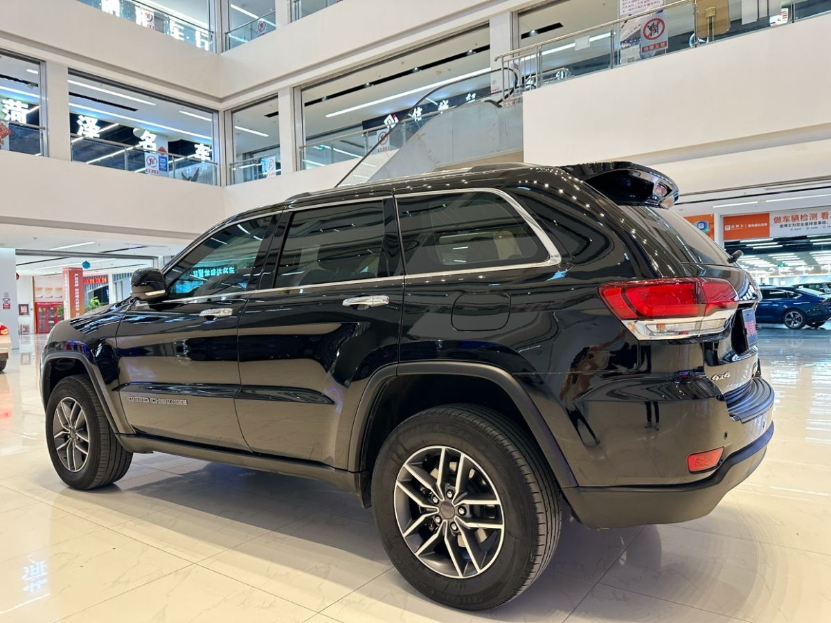 Jeep 大切諾基  2020款 3.0L 專業(yè)導(dǎo)航版圖片