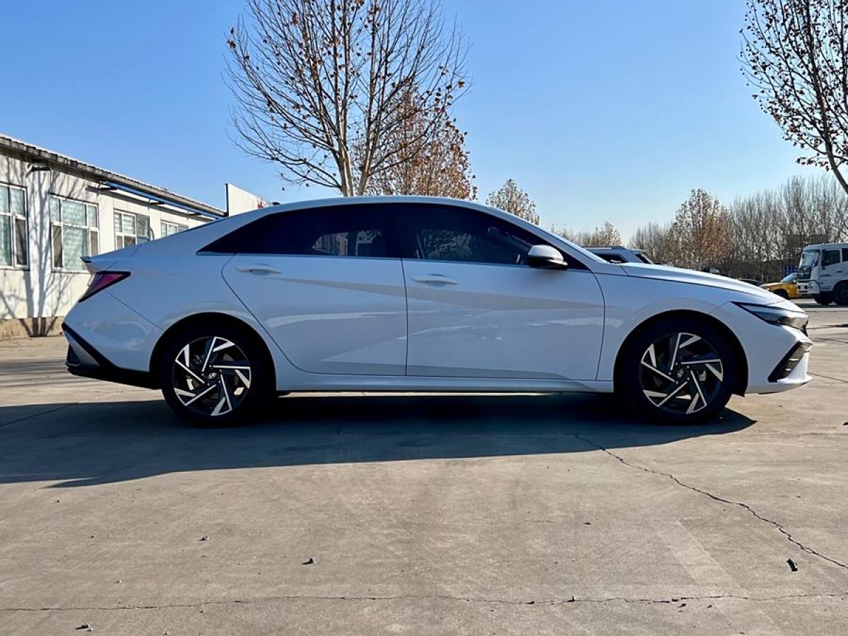 現(xiàn)代 伊蘭特  2023款 1.5L CVT LUX尊貴版圖片