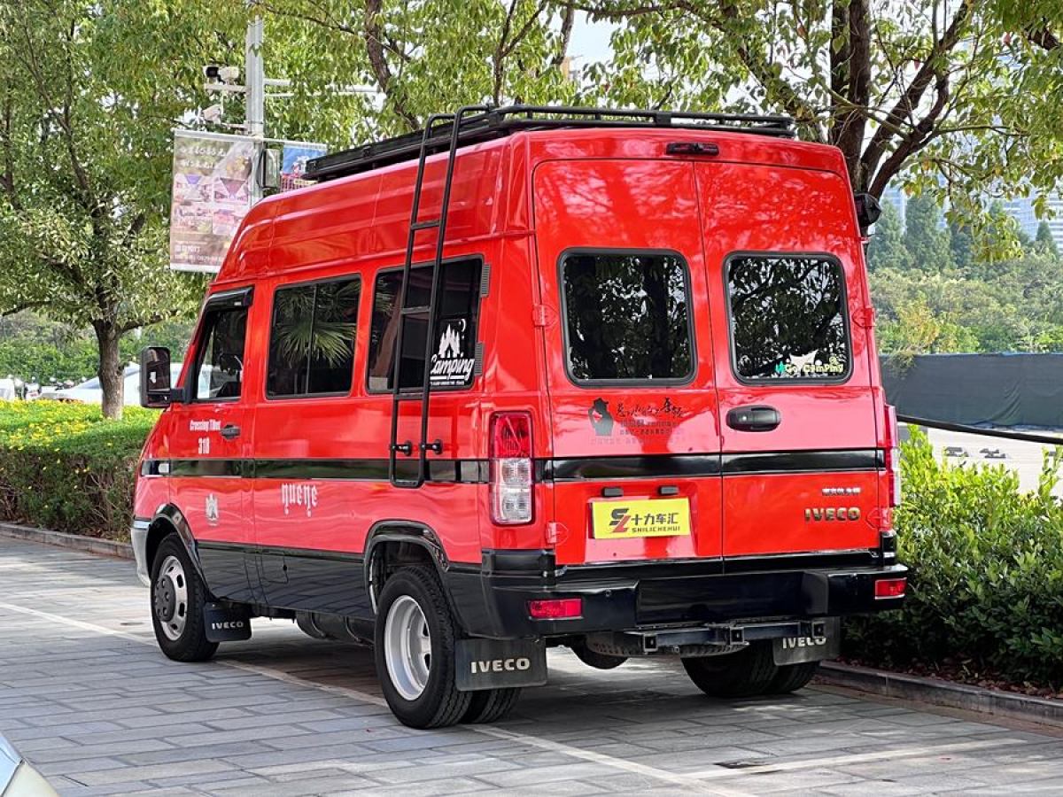 依維柯 得意  2021款 2.5T A35 M1客車(chē)5-9座短軸中頂雙胎手動(dòng)門(mén)圖片