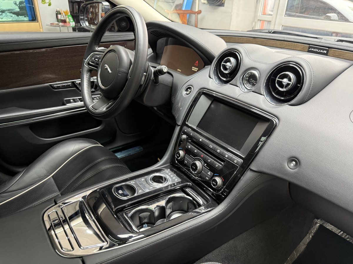 捷豹 XJ  2016款 XJL 3.0 SC 四驅(qū)全景商務(wù)版圖片