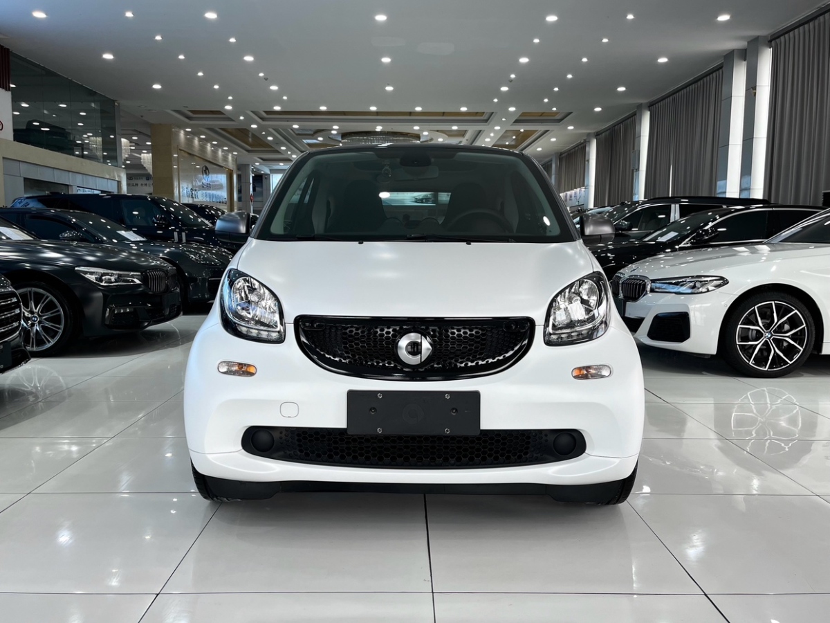 smart fortwo  2019款 0.9T 66千瓦硬頂動(dòng)擎版 國(guó)VI圖片