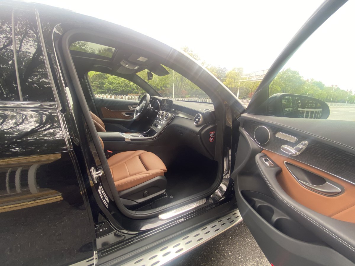 奔驰 奔驰GLC  2022款 改款 GLC 300 4MATIC 轿跑SUV图片